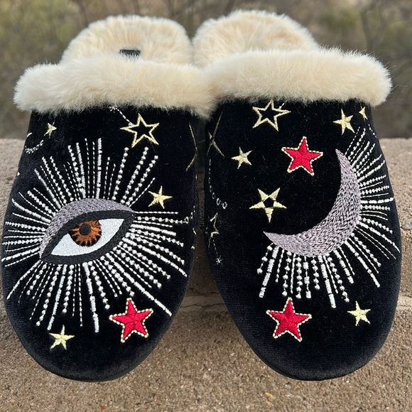 ⭐️🌙 Johnny Was Celestial Embroidered Boho Black Velvet Slippers 🌙⭐️ - Picture 1 of 16
